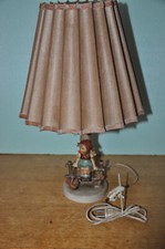 Hummel Goebel Tischlampe Mädchen auf dem Zaun