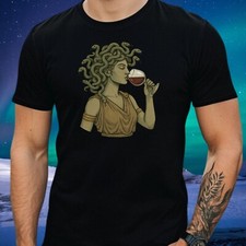 T-Shirt Medusa trinkt Wein –