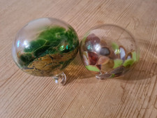 2 Glaskugeln, Eisch, mundgeblasen, Durchmesser 8cm und 9,5cm