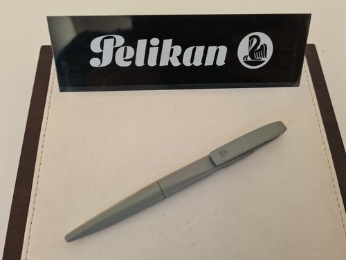 Pelikan luigi colani - luigi,