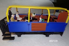 Spur G, LGB offener blauer Aussichtswagen mit Dach und Figuren