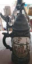 Antiker deutscher Jagd-Bierkrug mit Zinndeckel & Relief – Motiv Wild & Waffen –