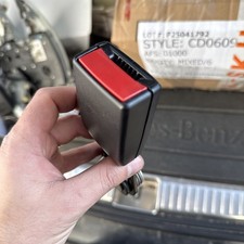 Mercedes Benz E-Klasse W211 Gurtschloss Schloss hinten links A2118600769