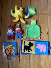 Greifspielzeug für Kleinkind, Konvolut, u. a. Fädelbuch & Rassel