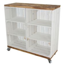 Hohe weiße Kisten mit 2