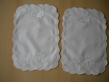 2 tlg. Sander Tisch Deckchen Set rosa Blüten Applikation Bogenkante NEU