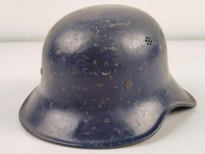 Stahlhelm Luftschutz, Originallack, der Kinnriemen aus Kunststoff. Einteilige Au