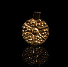 Goldener Scheibenanhänger mit Noppendekor, Bronzezeit | Eisenzeit