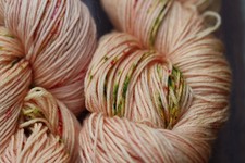 Handgefärbte Merinowolle mit