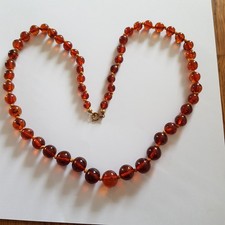 Bernsteinkette mit runden durchscheinenden bernsteinfarbenen Perlen 