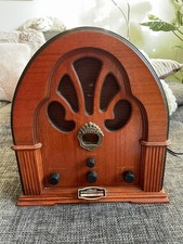 Radio Retro  aus Holz in Kathedralenform