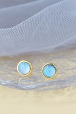 B06 Ohrringe ein Hauch von Himmel blauer Opal in vergoldetem Silber 925