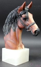 Pferdekopf auf Marmorsockel