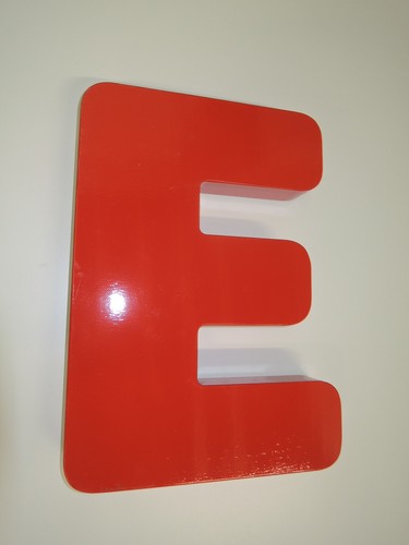 Buchstabe rot cm - e,