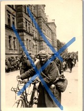 WW2 Foto Frankreich Belgien 1940 Kriegsgefangene Kolonne Fahrrad