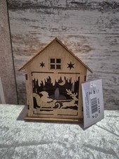 Beleuchtete  Haus aus Holz 