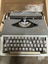 Schreibmaschine Consul Antik mit Papieren und Tasche