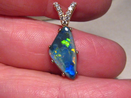 Schwarzer opal und - schwarzer,