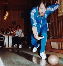 Mann wirft Kugel beim Bowling