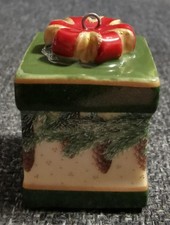 Villeroy & Boch Ornament christmas tree Geschenkpaket mit Zapfen toys fantasy