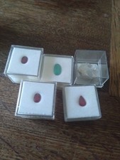 Edelstein Konvolut aus 3 Rubinen, 1 Smaragd , 1 Roh-Opal