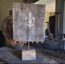 DE MEIDENMUTS KALKTUCH AUF HOLZFUß STATIV LANDHAUS DEKO FRANZÖSISCHE LILIE 