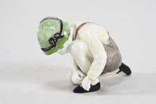 N92E51- Goldscheider Keramik Figur Junge beim Schuhe binden