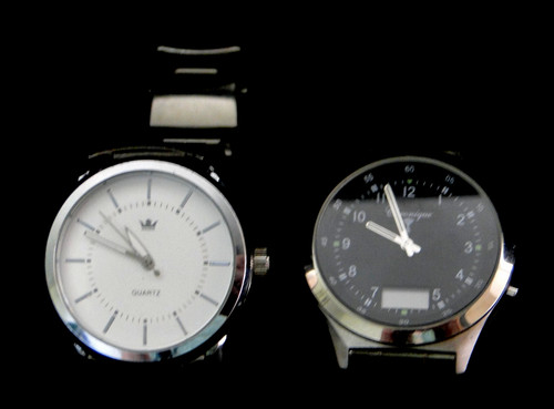 Zwei armbanduhren - zwei,