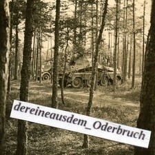 A6 Foto WH Panzer Funkwagen Sd. Kfz. 263 mit Standarte im Wald abgetarnt