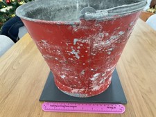 Großer alter roter Eimer mit