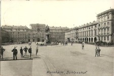 Mannheim, Schlosshof, Polizisten od. Soldaten mit Gewehr u. Pickelhaube, 1906
