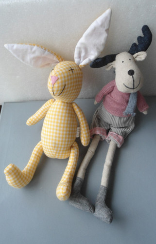 Hase und elch - und, stofftiere