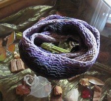 Schicker Strickschal Rundschal – Handarbeit - Lilatöne –