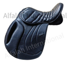 Vollständig bezogener Dressursattel aus Kalbsleder springend englisches Reite...