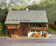 Sehr schönes Alpen-Haus H0 gebaut, Schweiz, Bauernhaus mit Balkon, viel Holz usw