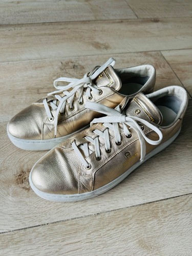 Goldfarbene leder sneakers von - goldfarbene, leder-sneakers