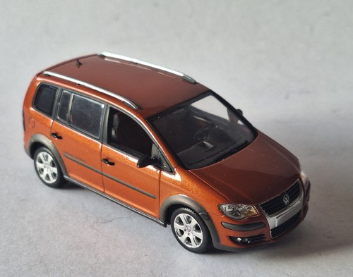 Vw cross touran - 1:43,