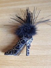 Deko High Heels mit Plüschrand und künstlichen Federn