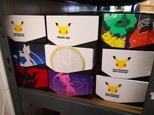 Pokemon 1 leere ETB Top Trainer Box - zufällige große Auswahl