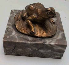Frosch Skulptur Auf Einem Rosenblatt Sitzend