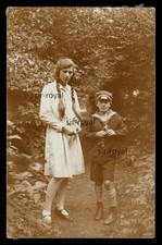 Mädchen mit Zöpfen und Junge