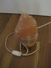 Salzsteinlampe mit Holzfuß