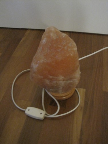 Salzsteinlampe mit holzfuß - salzsteinlampe,