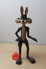 Wile E. Coyote Figur Warner Bros. Dakin 25 cm mit Schild Looney Tunes Bugs Bunny