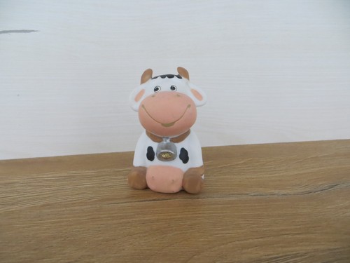 Niedliche kuh figur sitzend - niedliche,