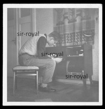 Peter begutachtet Platten 1959