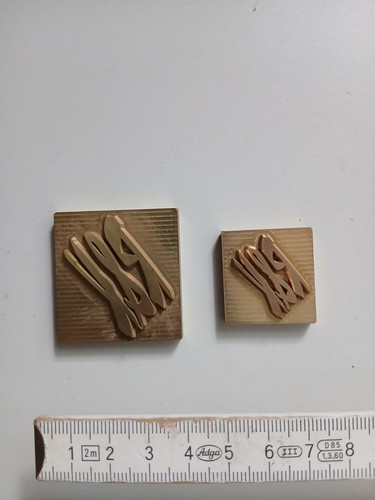 Zwei stempel aus messing r - aus, "r