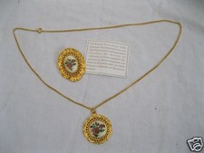 Brosche + Kette mit Anhänger "La vie en rose" vergoldet filigran mit Porzellan 