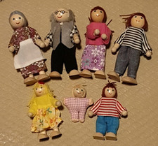Spielpuppen aus Holz mit Stoffkleidung - 7  tlg.  / perfekt für ein Puppenhaus 