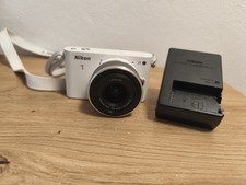 Nikon 1 J1 weiss, mit Nikkor 10-30mm
